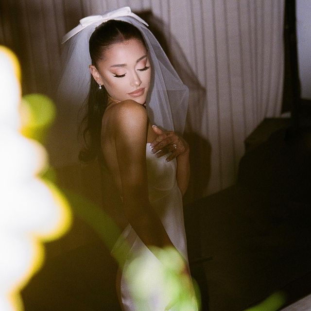 Ariana Grande durante su boda; Ariana Grande revela las primeras fotos de su boda secreta con Dalton Gomez