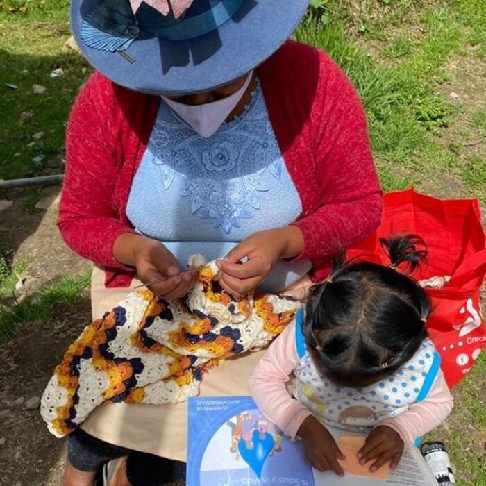Artesana tejiendo un vestido a mano para Katy Perry