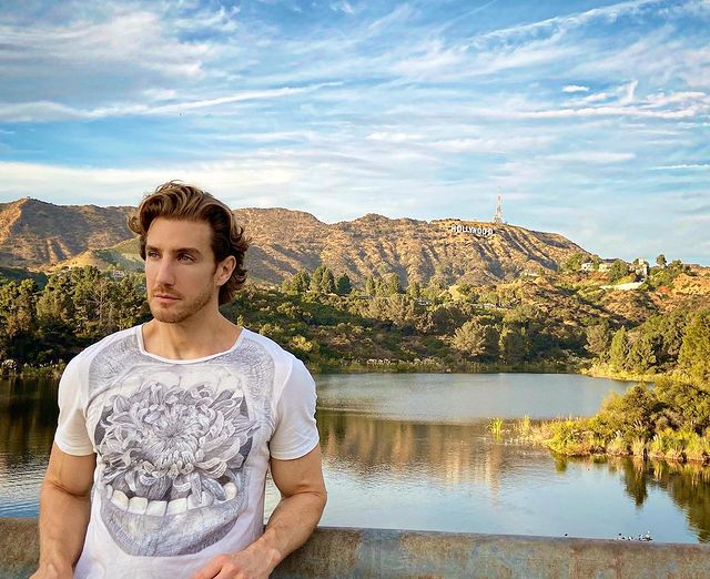 Eugenio Siller posando para una fotografía 