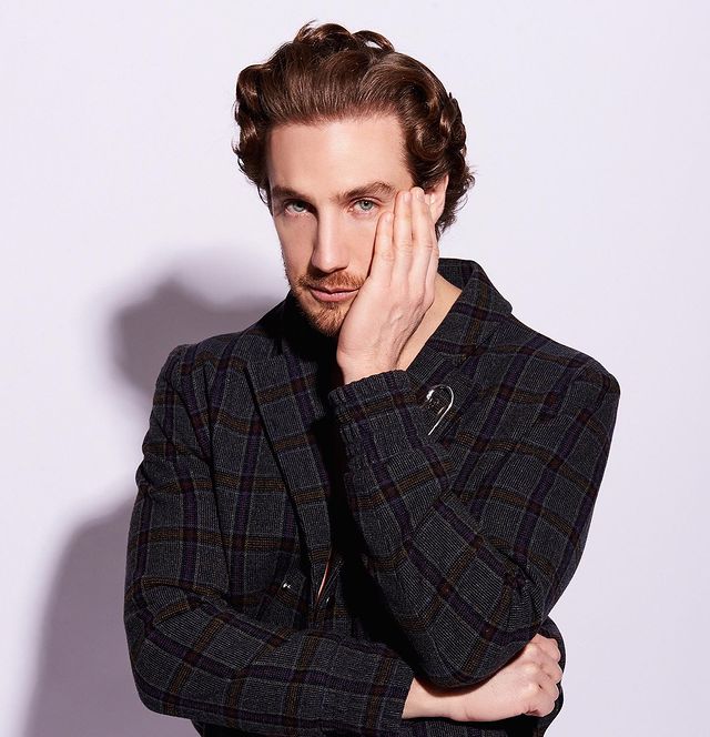 Eugenio Siller posando para una fotografía 