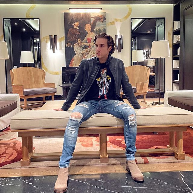 Eugenio Siller posando para una fotografía 