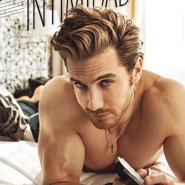 Eugenio Siller posando para una fotografía 