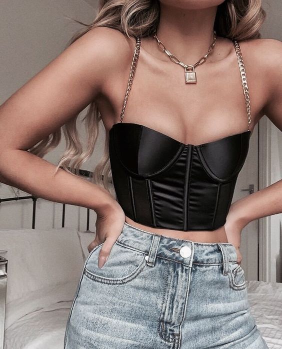 chica con corsé de satín en color negro con cadenas; 13 Corsés que te harán ver como una princesa moderna