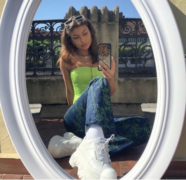 chica con corsé en tono verde limón; 13 Corsés que te harán ver como una princesa moderna