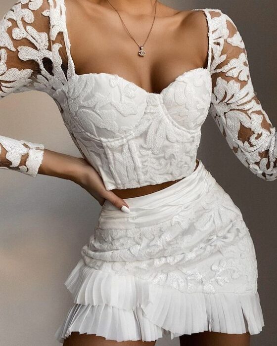 chica con corsé blanco de encaje; 13 Corsés que te harán ver como una princesa moderna