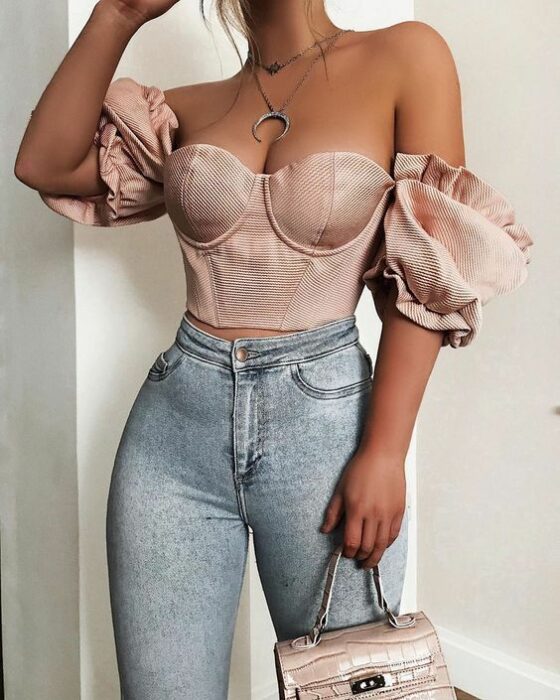 chica con corsé rosa palo y mangas amponas; 13 Corsés que te harán ver como una princesa moderna