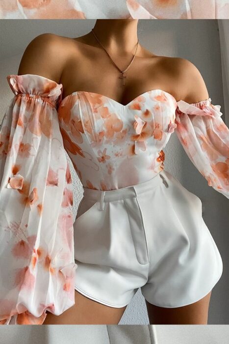 chica con corsé blanco a flores; 13 Corsés que te harán ver como una princesa moderna
