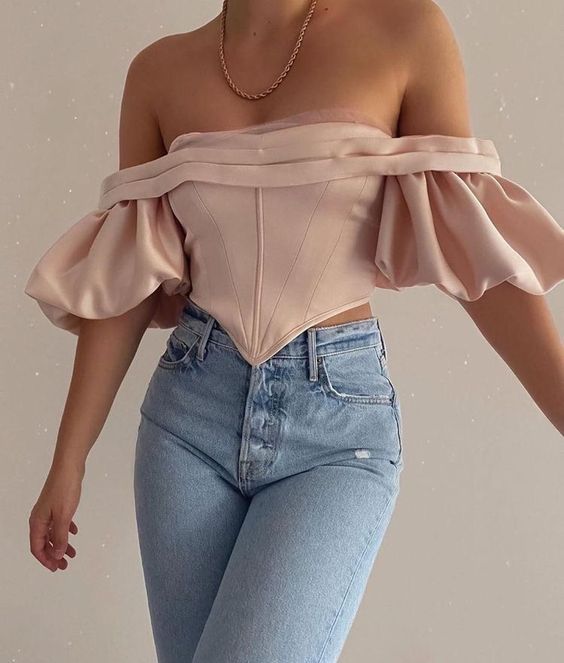 chica con corsé rosa pastel; 13 Corsés que te harán ver como una princesa moderna