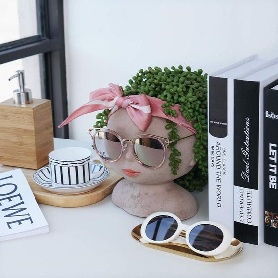maceta en forma de cabeza de cemento gris ;14 Macetas aesthetic para que tus plantas se ven bien chulas