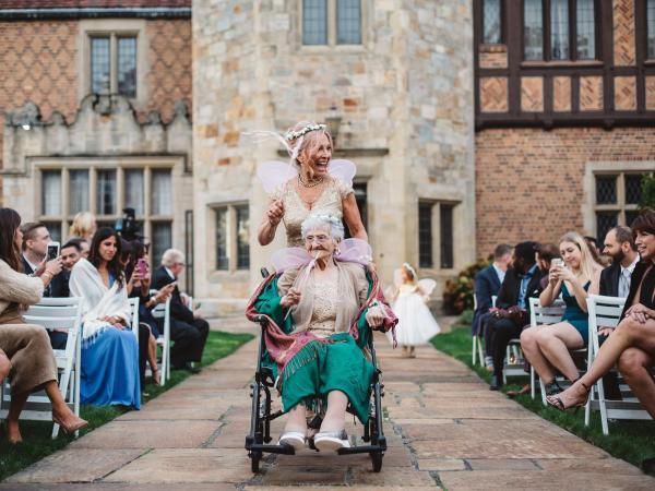 Abuela y su nieta caminando hacia el altar