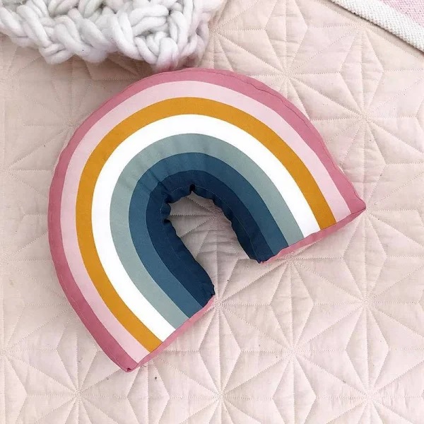 almohada de arcoíris ;13 Coloridos regalos para las chicas que aman los arcoíris