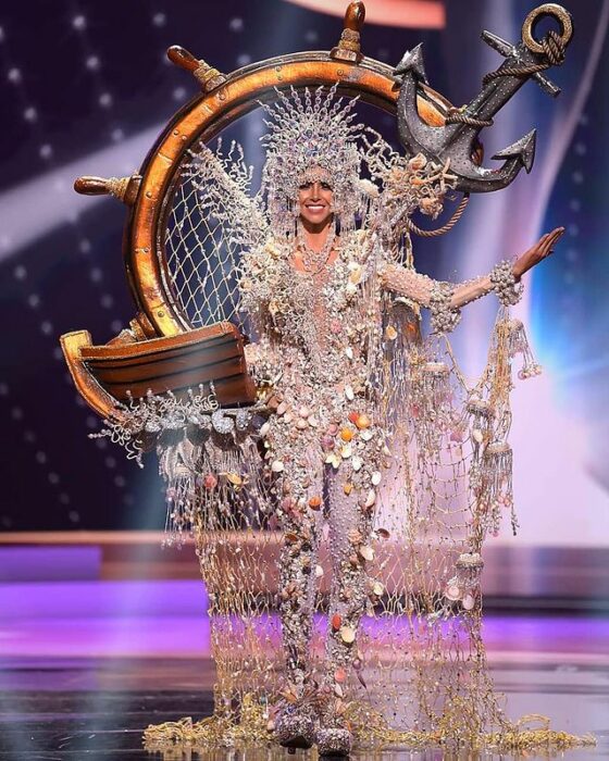 Miss universo usando su traje típico en forma de un barco con redes de pesca 