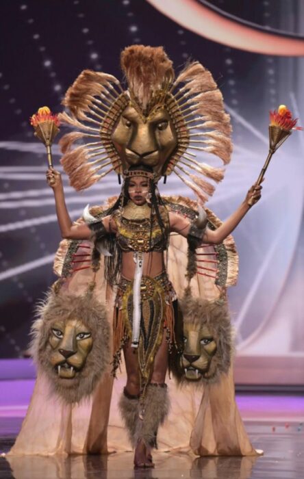 Miss universo usando su traje típico en forma de un león dorado