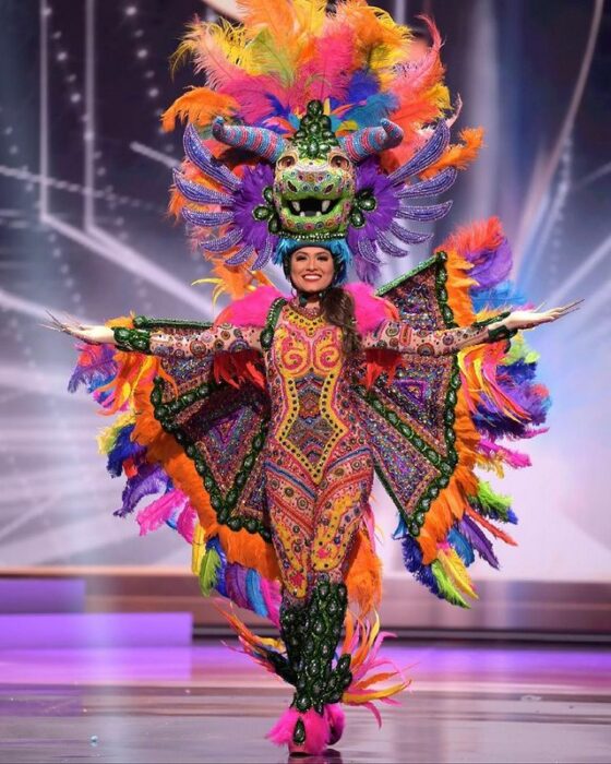Miss universo usando su traje típico en forma de un alebrije