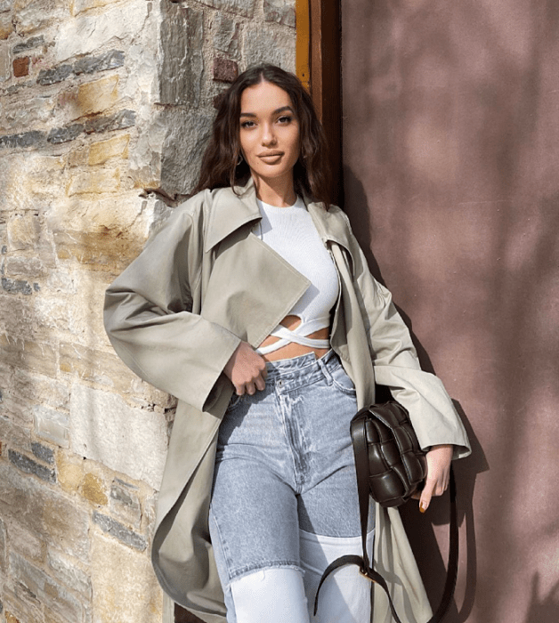 chica de cabello largo usando un crop top blanco, negro, beige, café, verde, azul de manga larga, corta, con jeans ajustados, pantalones negros de cuero, bolso pequeño de mano