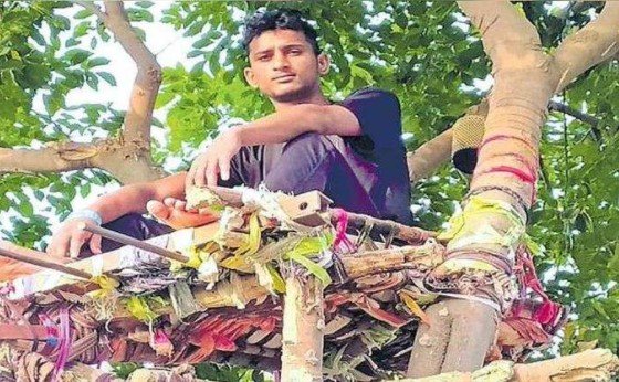 Chico sobre un árbol; Joven se aísla 11 días en un árbol para no contagiar de covid-19 a su familia