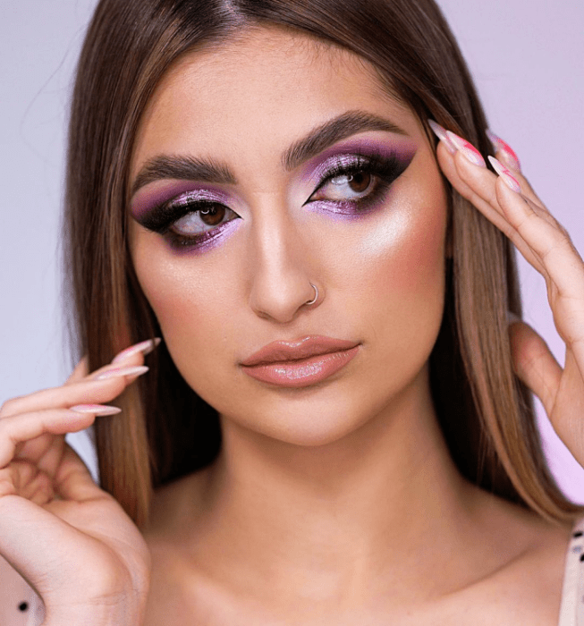 chica de cabello largo castaño con maquillaje de sombras rosas, azules, moradas, naranjas, amarillas, negras, oscuras, delineado gráfico, lipstick nude, rojo, rosa, glitter,