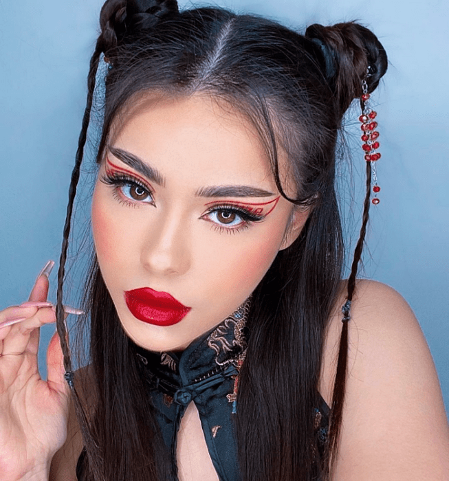 chica de cabello largo negro con maquillaje de sombras rosas, azules, moradas, naranjas, amarillas, negras, oscuras, delineado gráfico, lipstick nude, rojo, rosa, glitter,