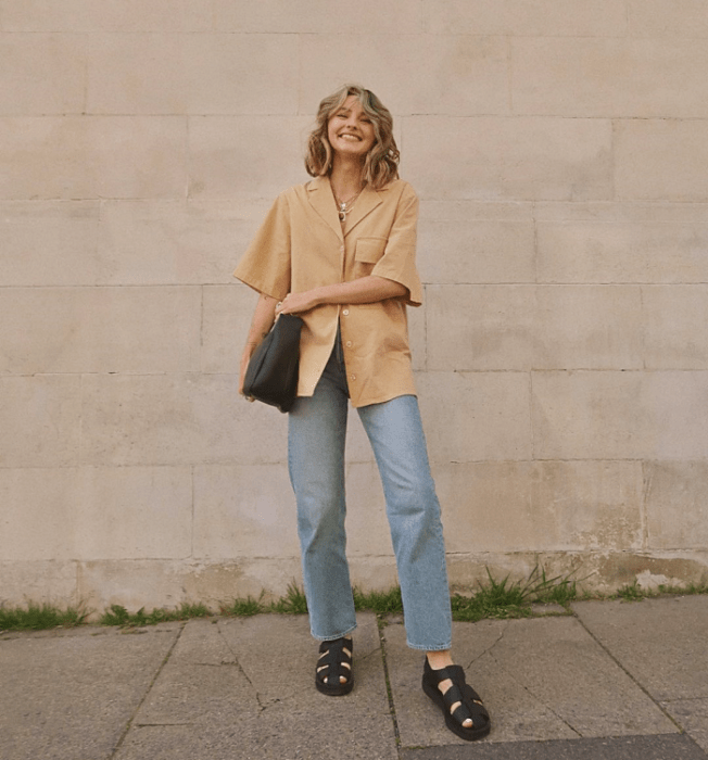 Combinación de sandalias y camisa oversize