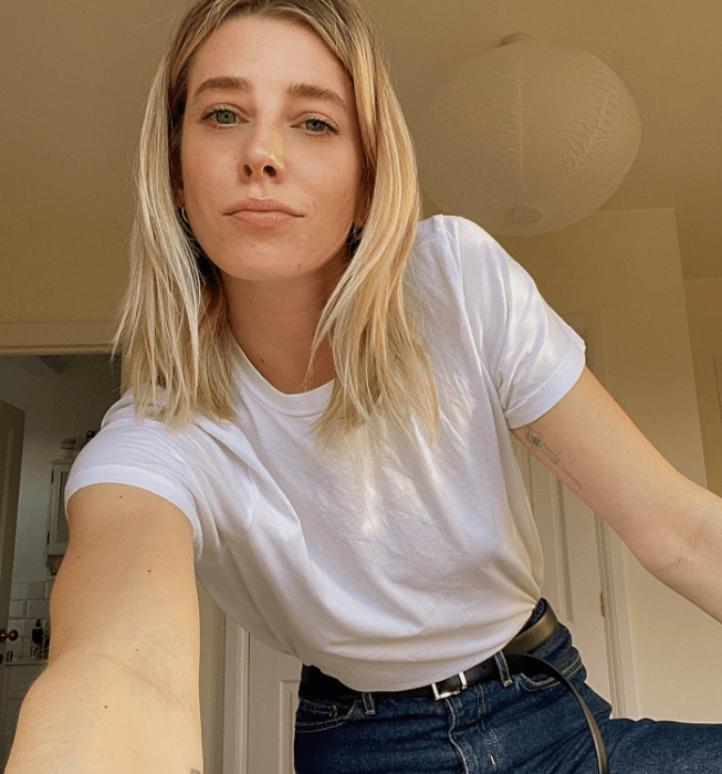 Camiseta blanca y jeans ajustados