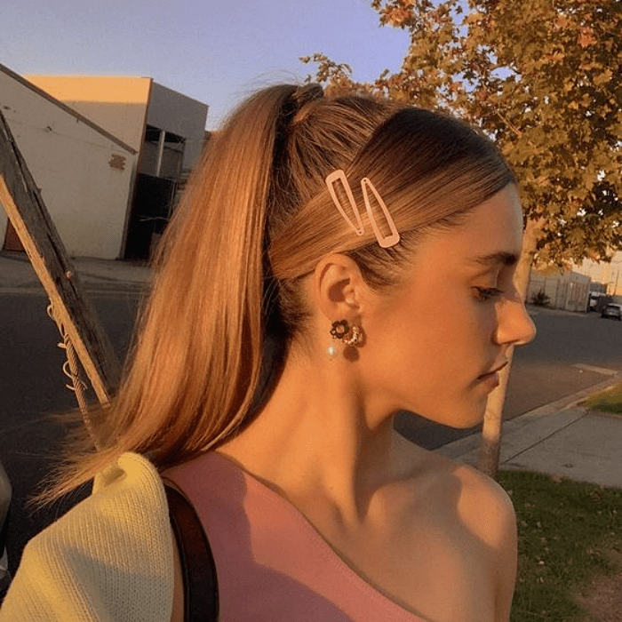 chica usando cuquitas de diferentes colores en una cola de caballo alta