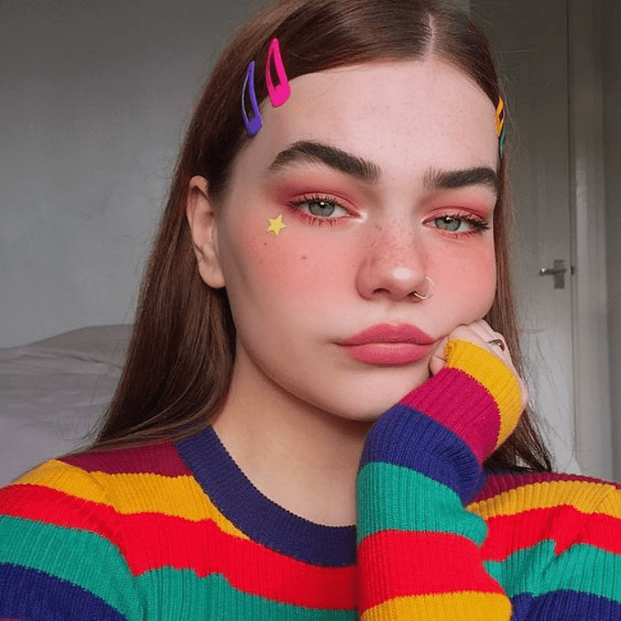 chica usando cuquitas de colores vibrantes