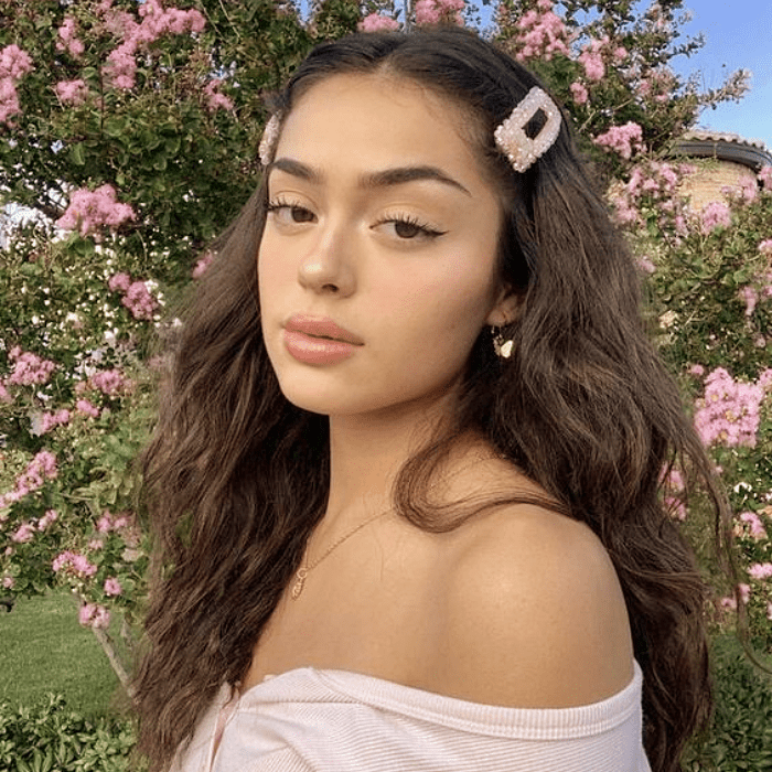 chica usando cuquitas adornadas con perlas