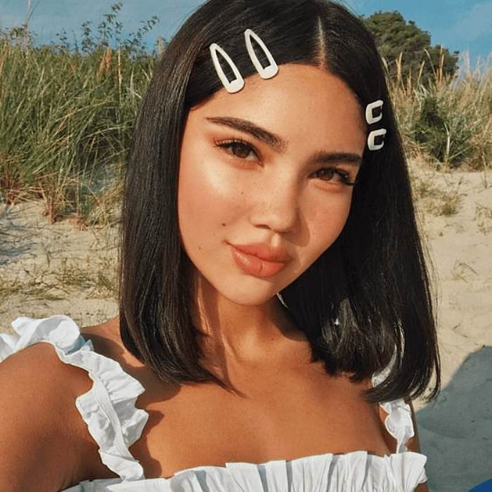 chica usando cuquitas como complemento en su look