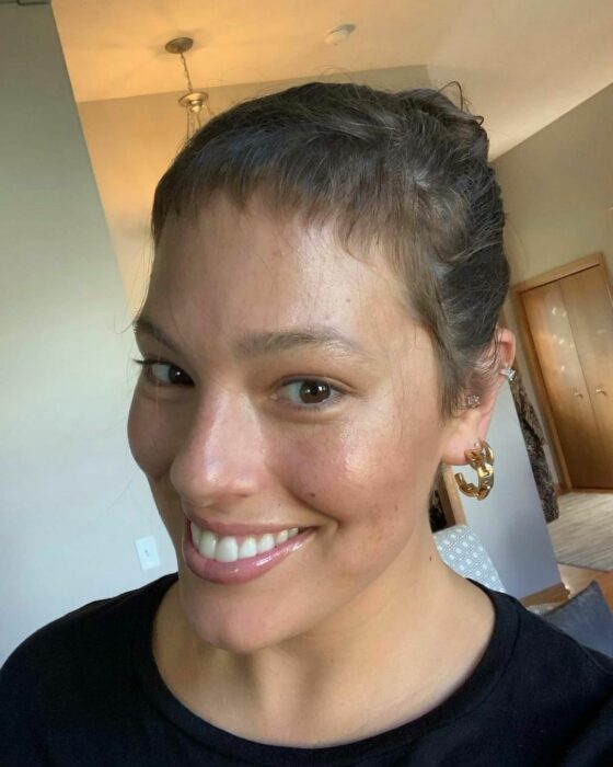Ashley Graham mostrando su cabello