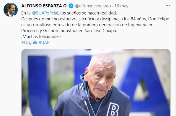 Abuelito de 84 años que se graduó de Ingeniero posando frente a la universidad 