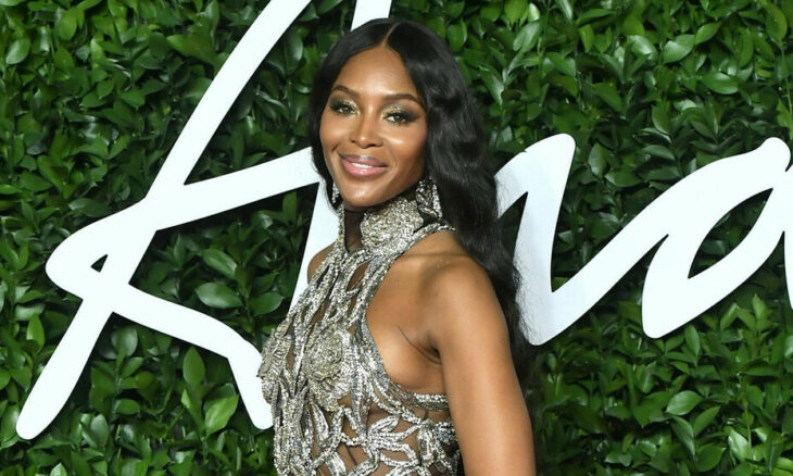 Naomi Campbell posando para una fotografía durante una alfombra roja