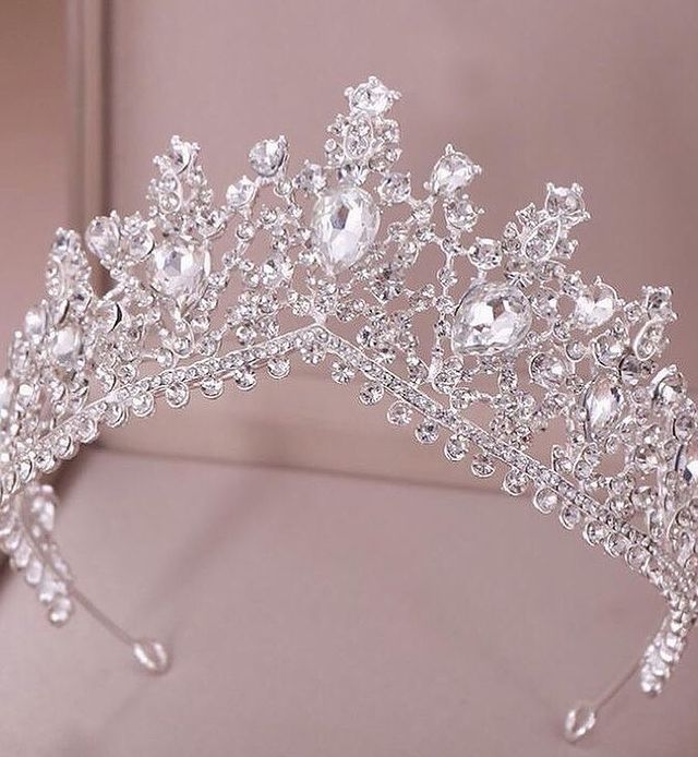 tiara con piedras blancas ;15 Tiaras estilo princesa para deslumbrar en tu boda