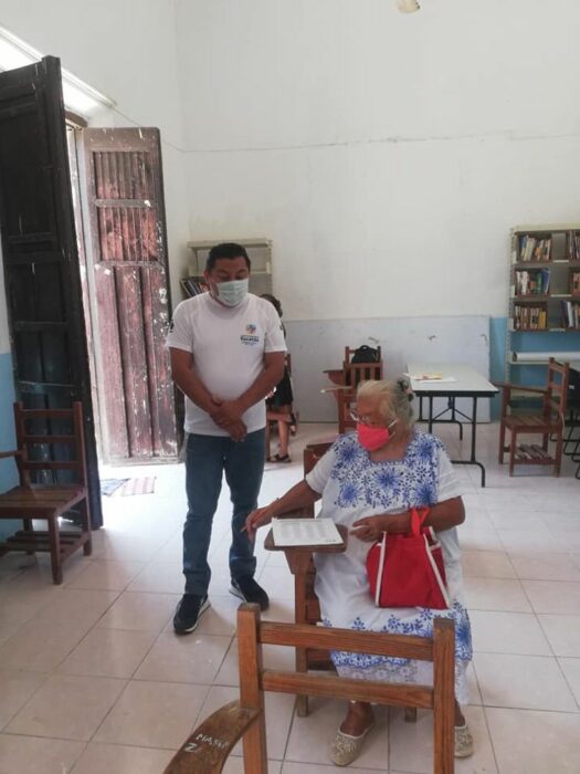Abuelita presentando su examen de matemáticas ; ¡Nada es imposible! Abuelita de 71 años concluye sus estudios básicos