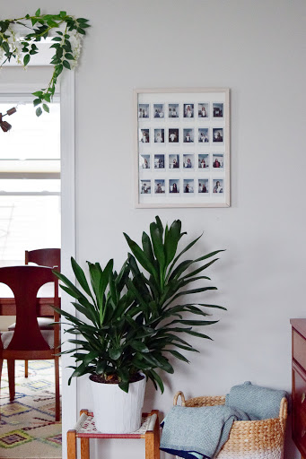 Decoración con fotos instax pegadas a la pared y acompañadas con luces