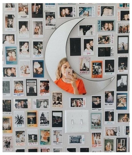 Decoración con fotos instax pegadas a la pared y acompañadas con luces