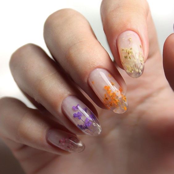 Uñas de efecto cristal con flores en la punta