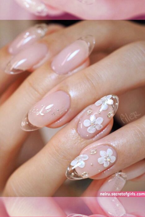 Uñas de efecto cristal con flores en la punta