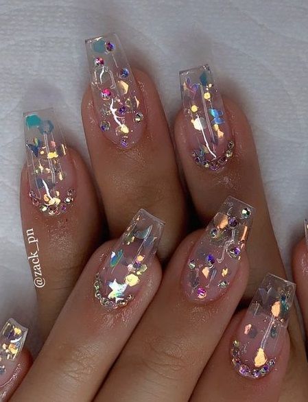 Diseño de uñas transparentes con diferentes colores