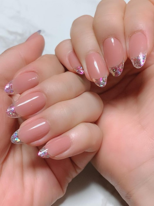 Uñas de efecto cristal con flores en la punta
