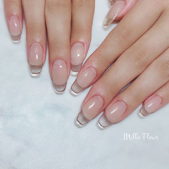 Uñas de efecto cristal con flores en la punta