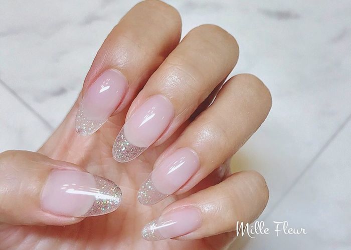 Uñas de efecto cristal con flores en la punta