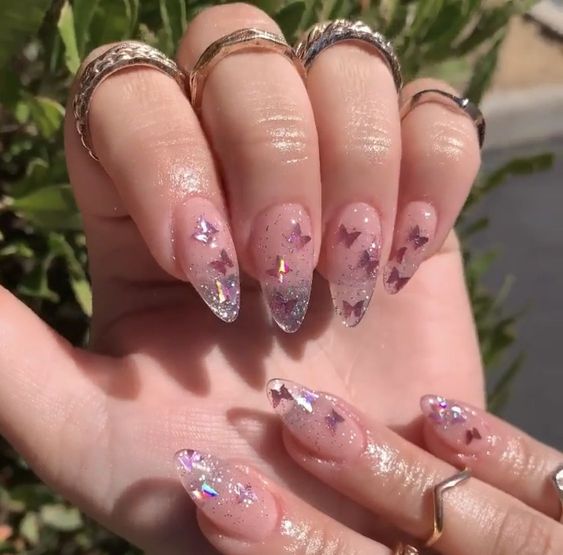 Uñas de efecto cristal con flores en la punta