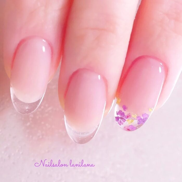 Uñas de efecto cristal con flores en la punta