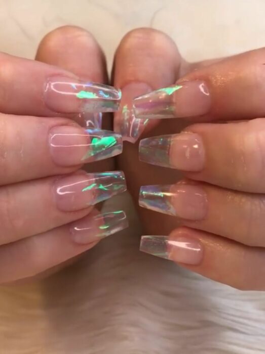 Diseño de uñas transparentes con efecto tornasol