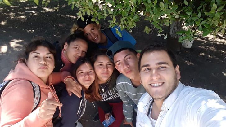 Maestro tomando una selfie junto a sus alumnos