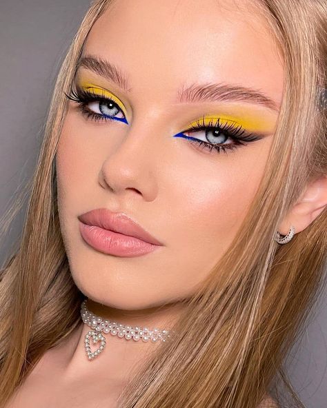 Chica con un maquillaje de diferentes colores estilo Barbie
