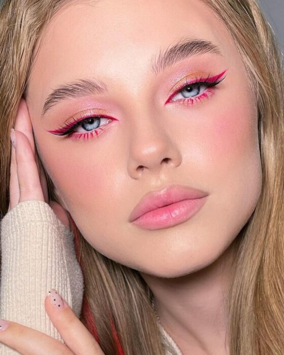 Chica con un maquillaje de diferentes colores estilo Barbie