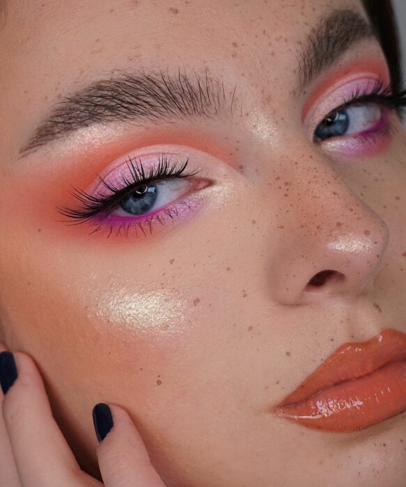 Chica con un maquillaje de diferentes colores estilo Barbie