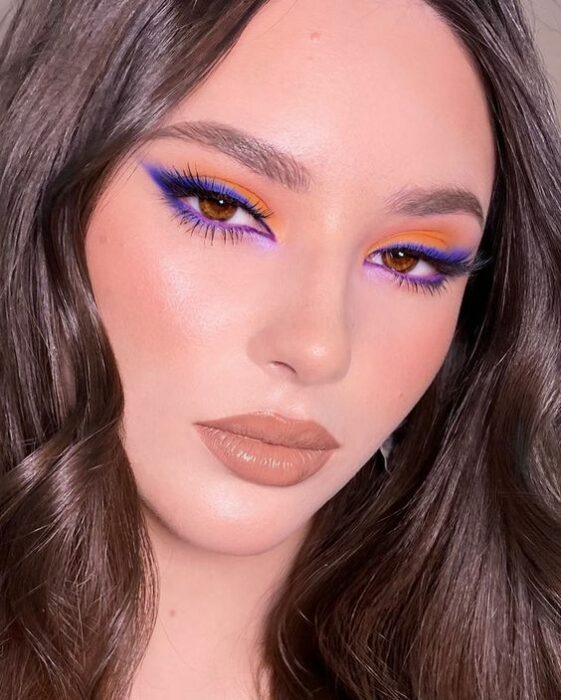 Chica con un maquillaje de diferentes colores estilo Barbie