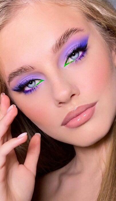 Chica con un maquillaje de diferentes colores estilo Barbie